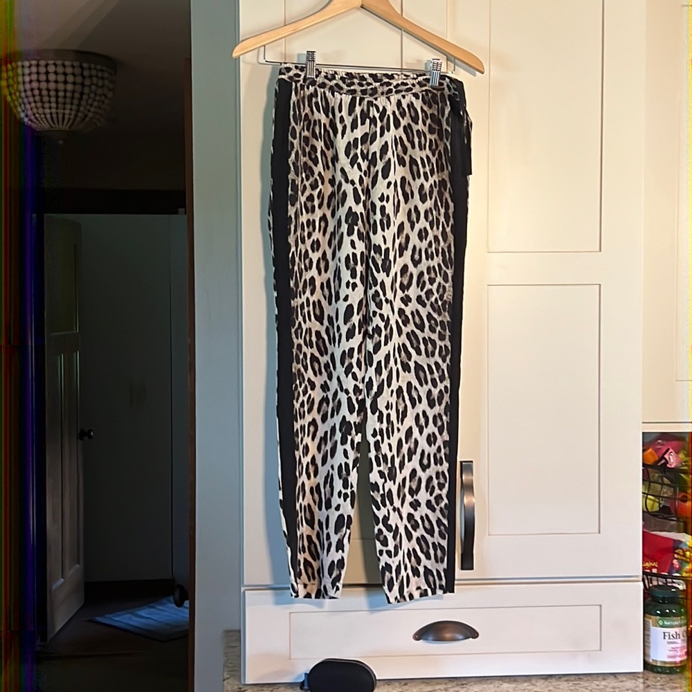 Acrobat leopard print elastic waist 100% silk jogger pant, size XS